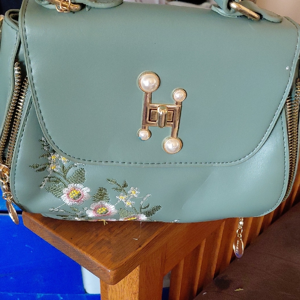Chic Floral Embroidered Crossbody Bag in Green